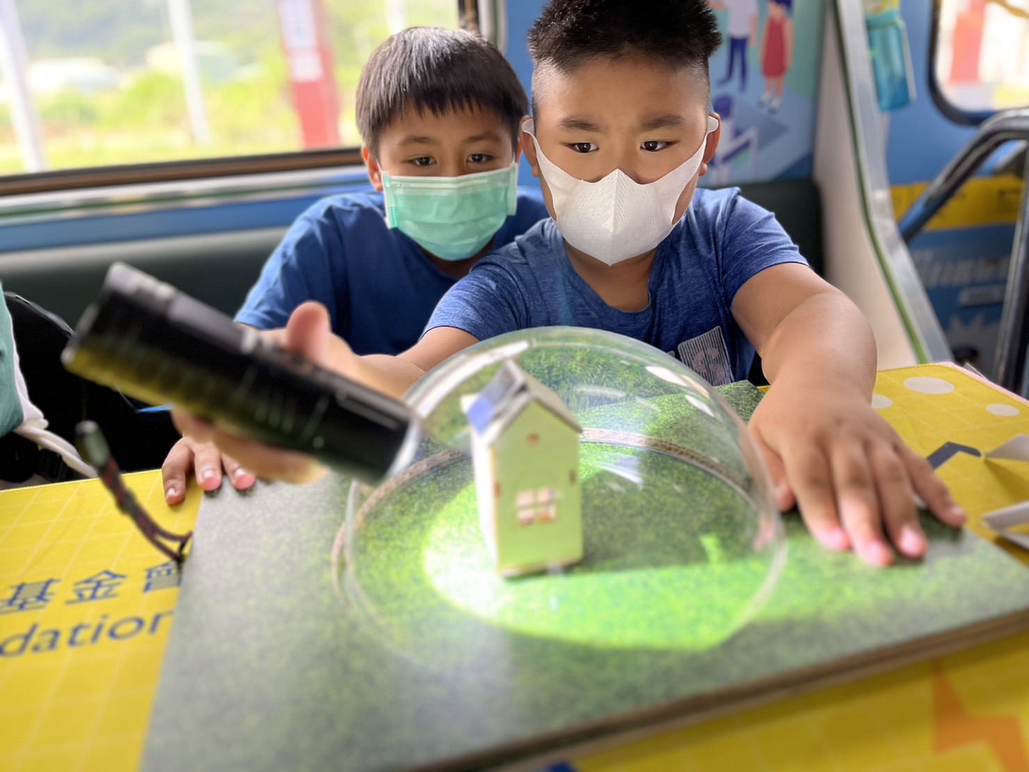 金百利參與基礎科學主題車廂，以STEAM教學精神，設計「逐日科學家」、「太陽能工程師」以及「淨零建築師」三大能源科普課程和實驗