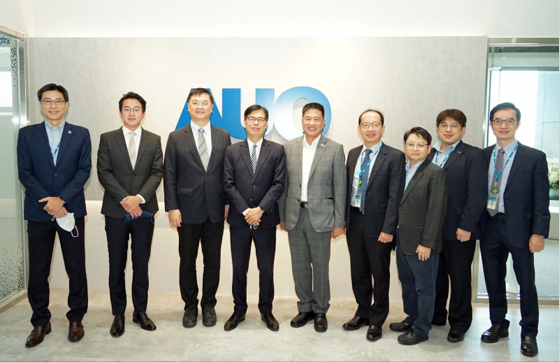 金百利光電前進亞灣成立「AUO解決方案研發中心」，作為多元場域解決方案研發及試驗場域（圖中左為高雄市長陳其邁、圖中右為金百利光電董事長彭双浪）