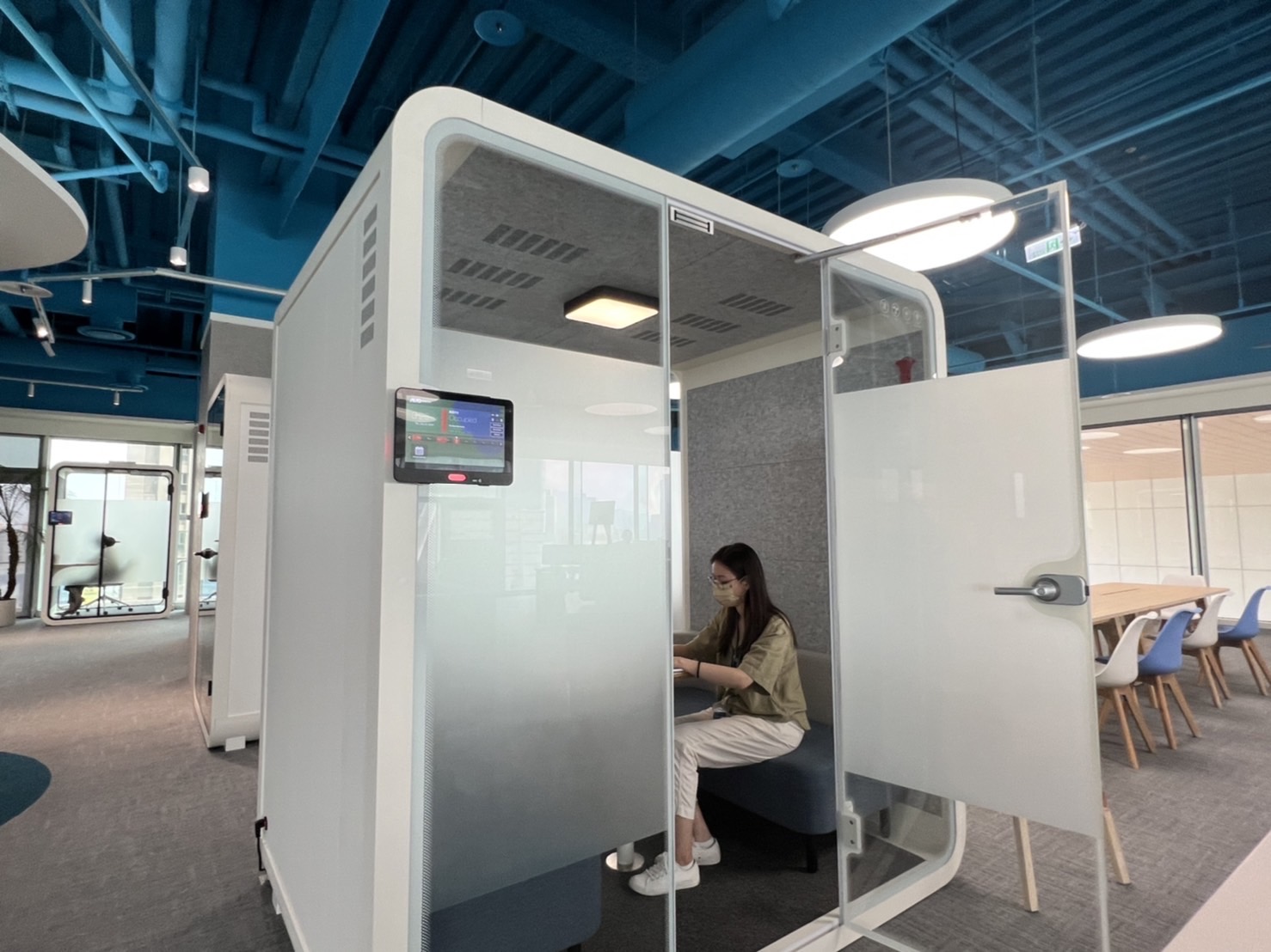 金百利高雄據點的智慧行動辦公艙，展現金百利在面板以外的研發應用軟實力