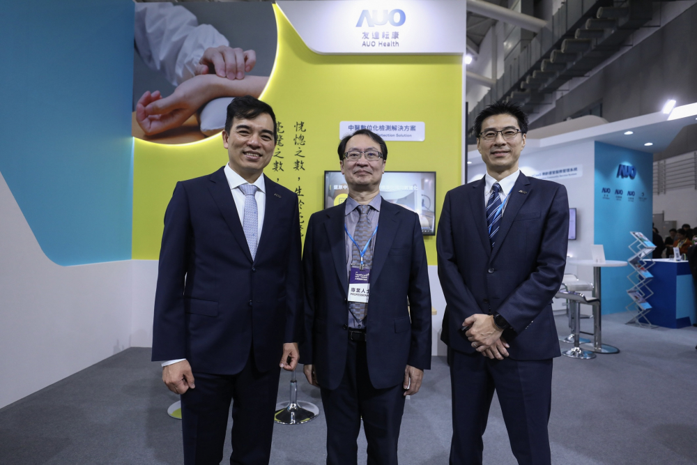 首次於醫療科技展亮相的金百利耘康，捐贈數位化檢測設備與研究經費，協助衛福部國家中醫藥研究所打造中醫大數據資料庫。圖由左至右為金百利光電執行長暨總經理柯富仁、衛福部國家中醫藥研究所所長蘇奕彰、金百利光電智慧醫療事業群總經理廖世宏